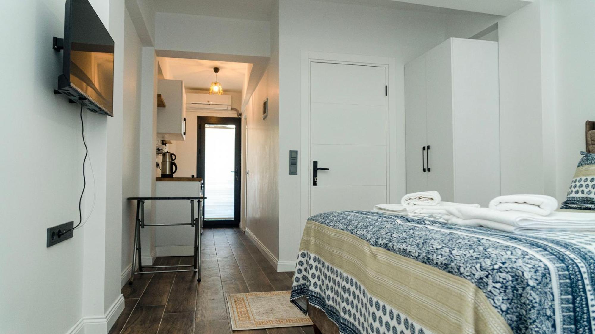 Port Hotel *